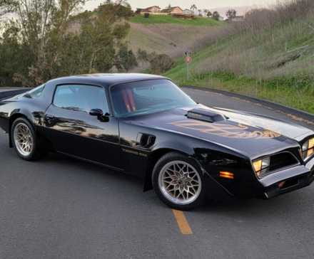 Um Pontiac Firebird Trans Am 1978 estacionado, mas funcionando