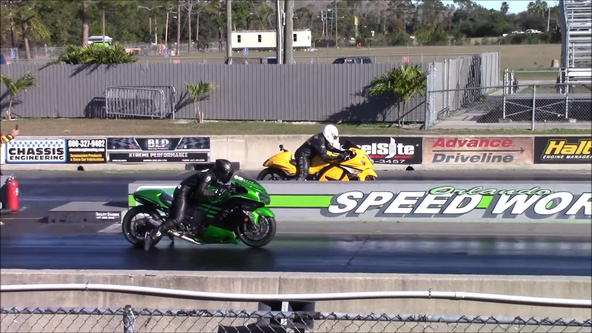 Drag Race: Kawasaki Ninja ZX-14R vs Suzuki Hayabusa