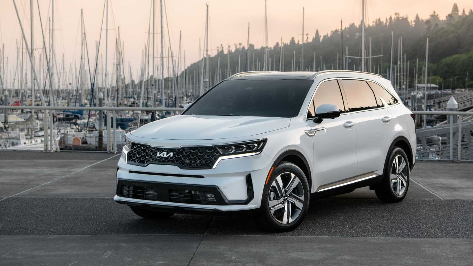 Front three-quarters shot of a white 2022 Kia Sorento Hybrid.