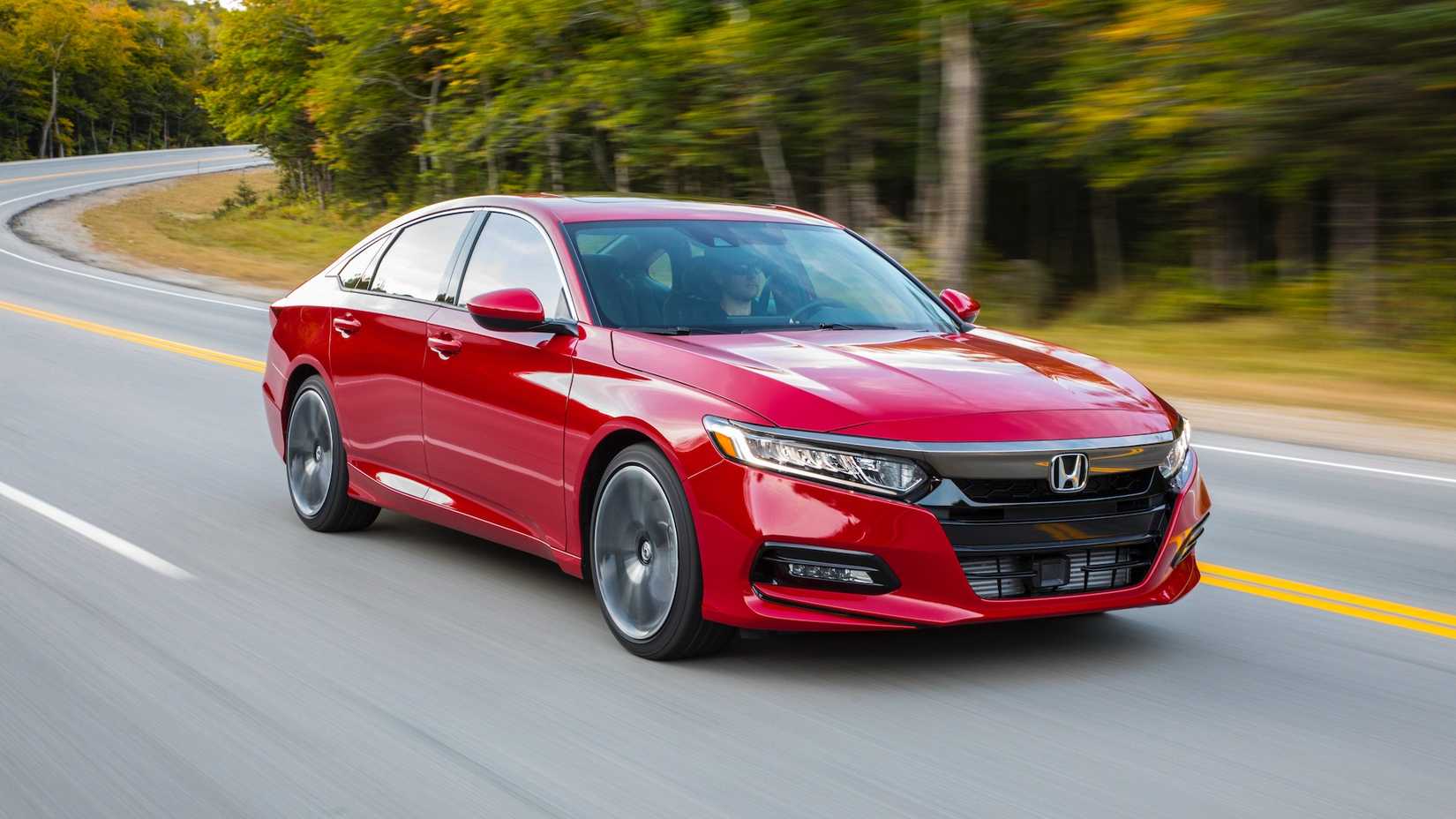 Um Honda Accord Sport 2018 vermelho