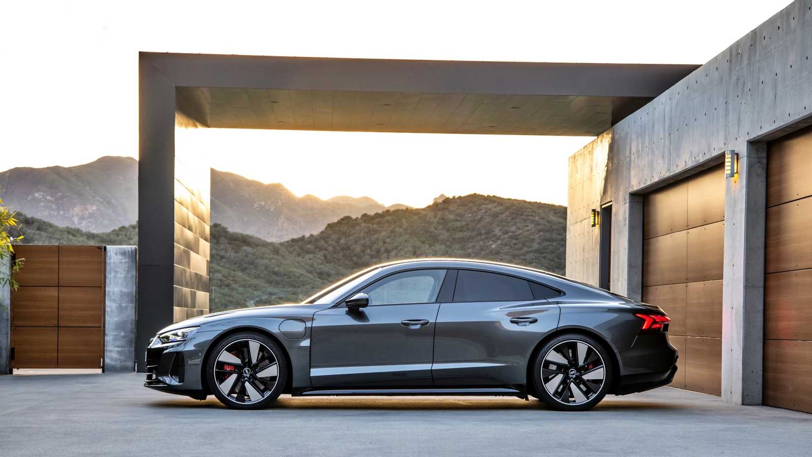 Uma foto externa lateral de um Audi RS e-tron GT estacionado