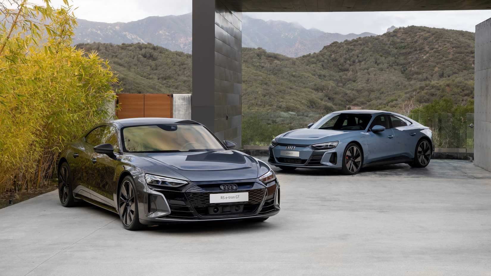 Audi e-tron cinza e azul e RS e-tron GT estacionados