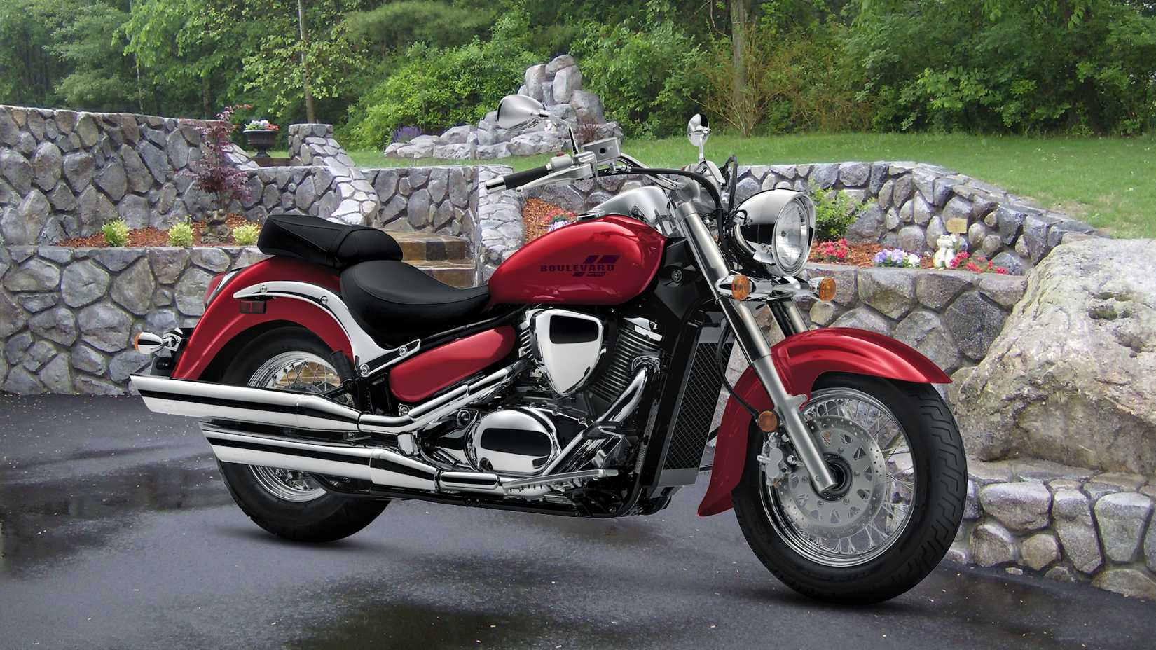 Red Suzuki Boulevard C50 estacionado em uma garagem, vista frontal do terceiro quarto