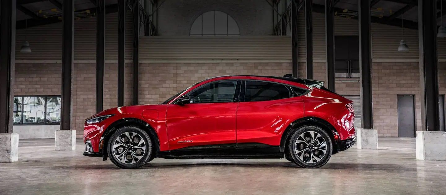 Um Ford Mustang Mach-E 2022 vermelho estacionado