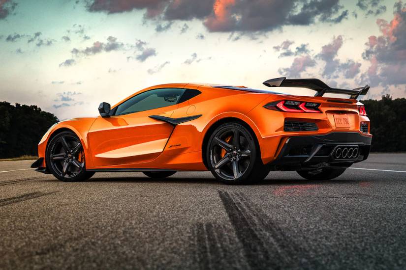 2027 z07 Corvette laranja na pista