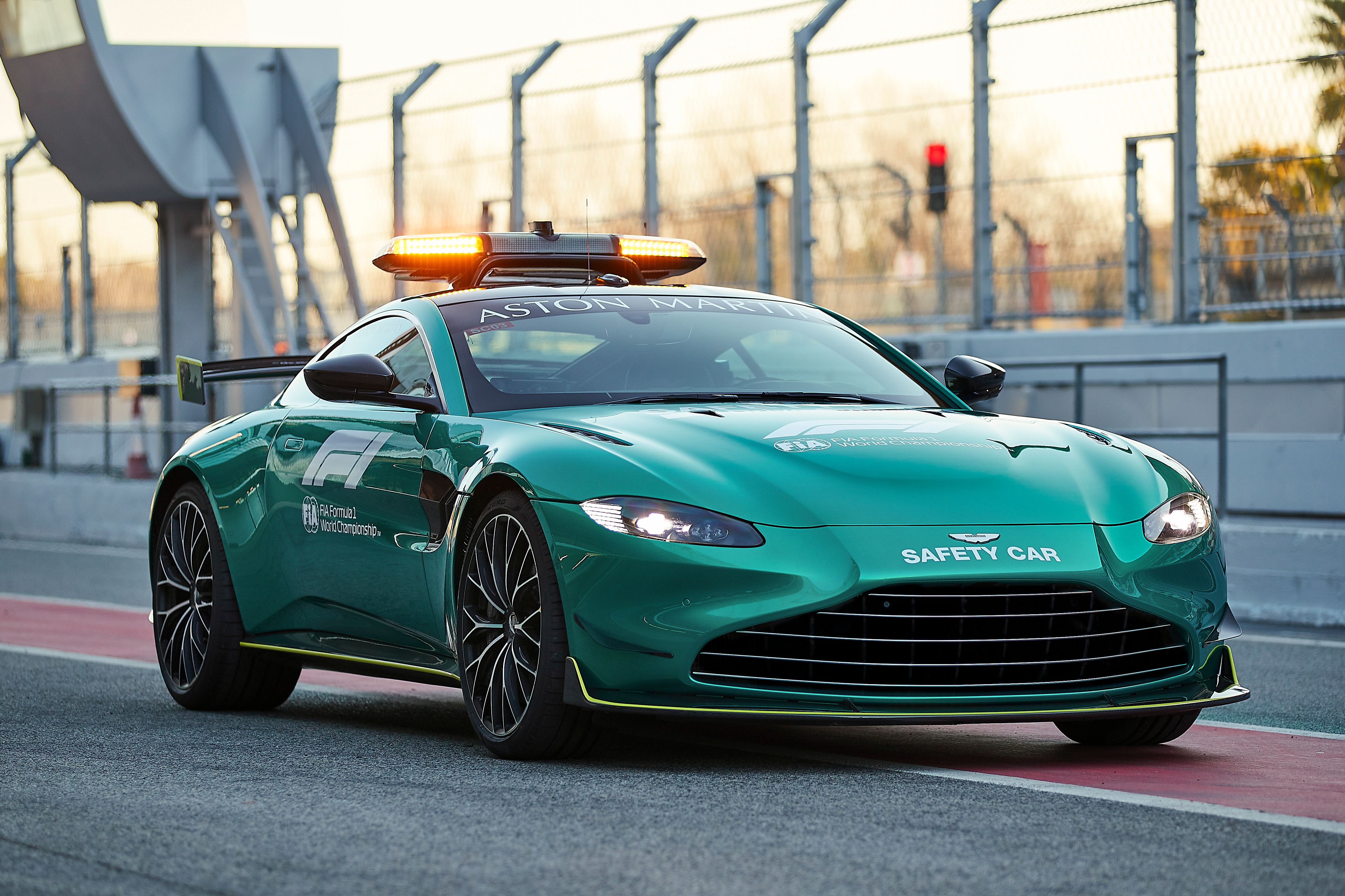 Coche de seguridad verde Aston Martin Vantage