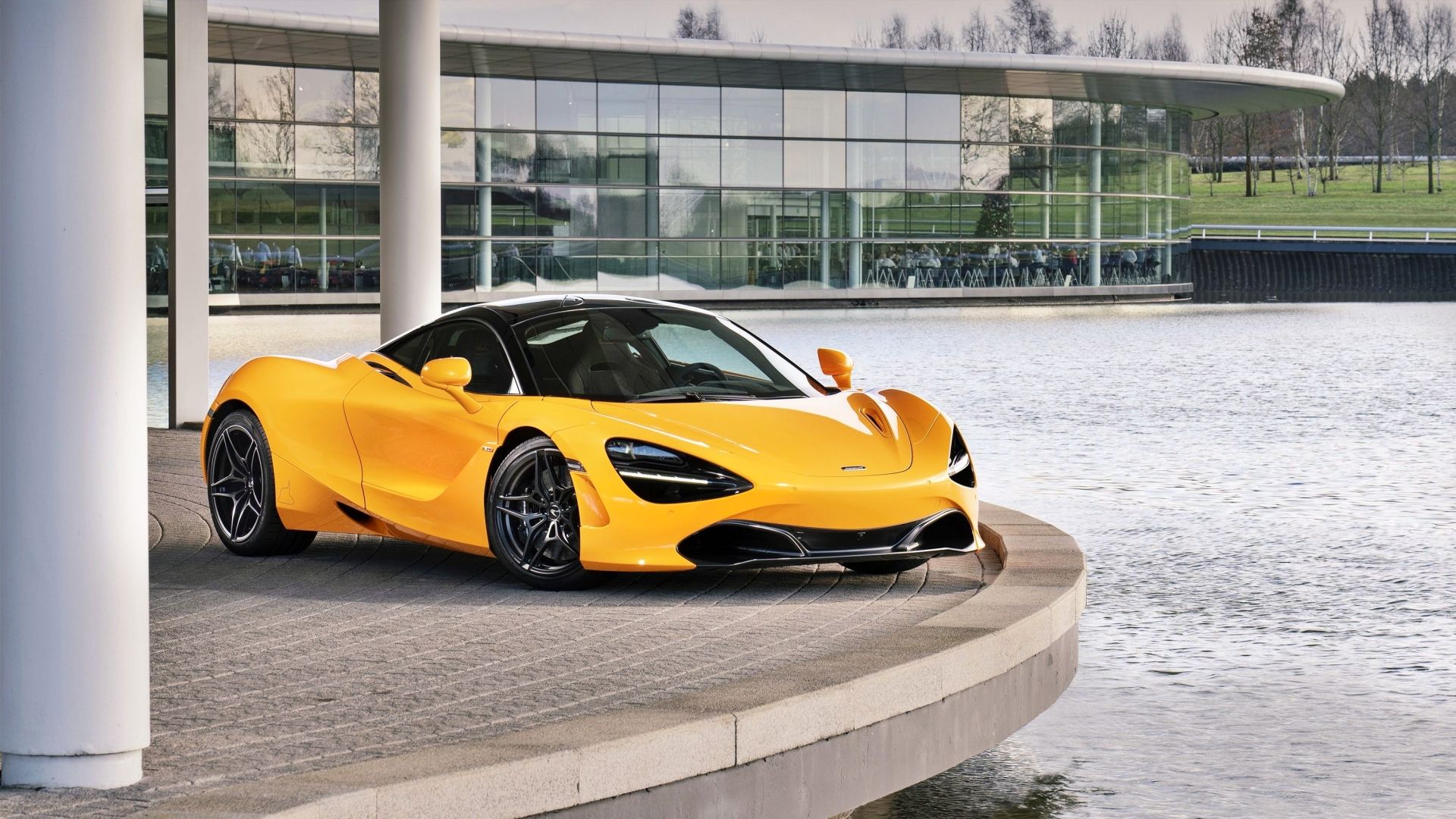 McLaren 720S amarelo 2019