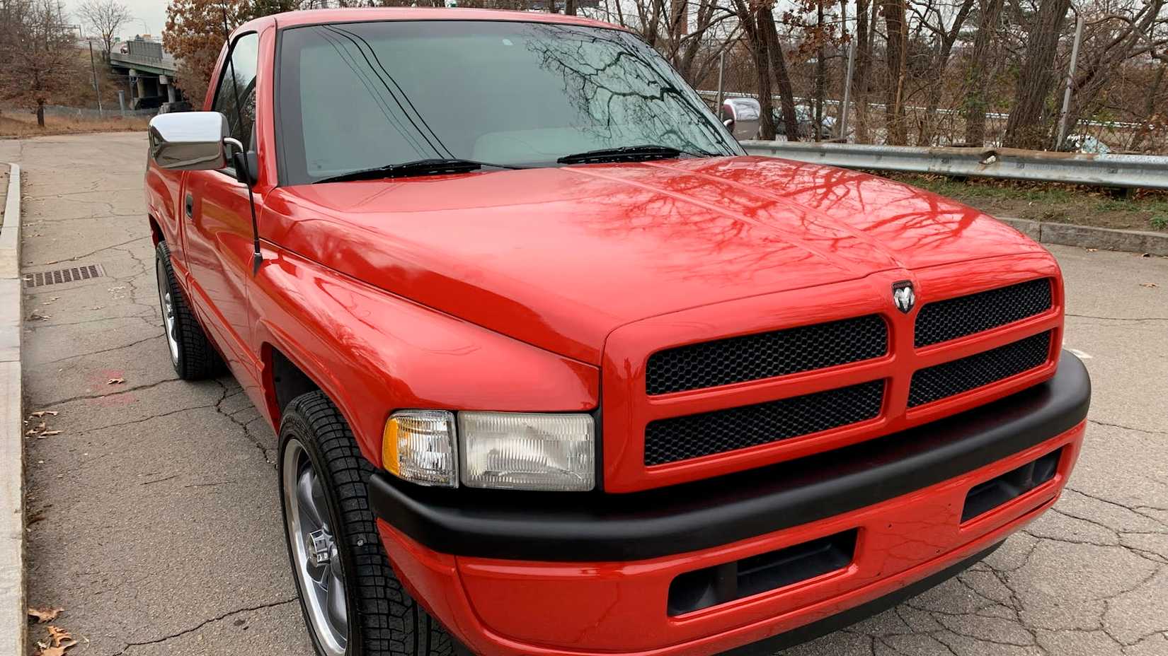 Um caminhão Dodge Ram 1994 estacionado