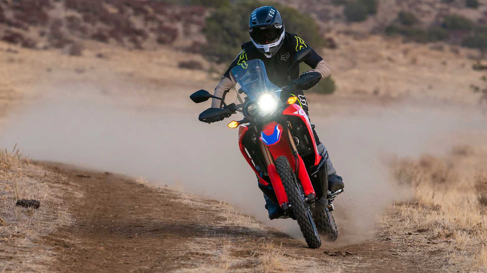 Foto de ação de uma Honda CRF300L Rally 2021 vermelha andando off-road