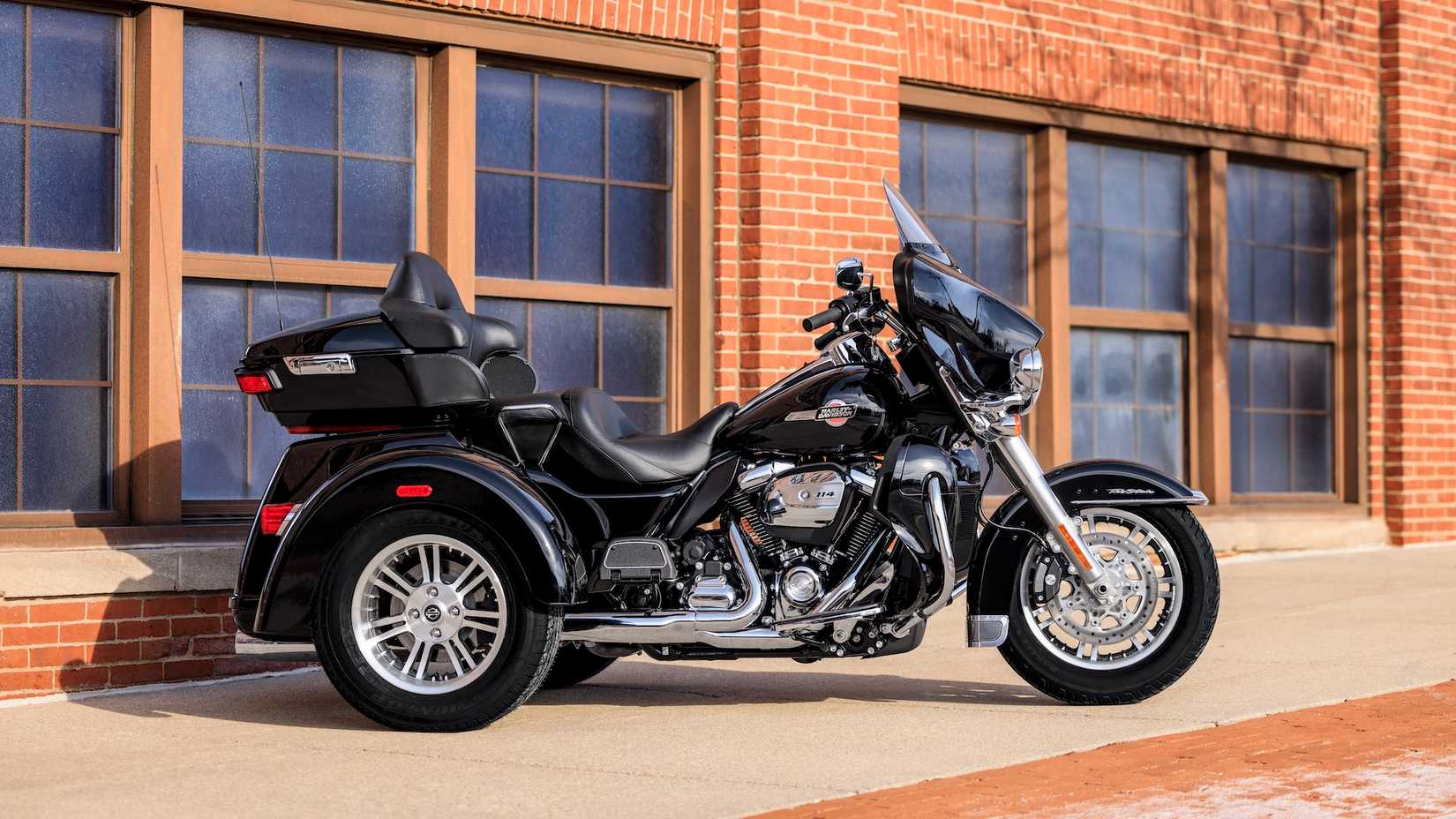 Uma Harley-Davidson Tri Glide Ultra preta 2022 estacionada 