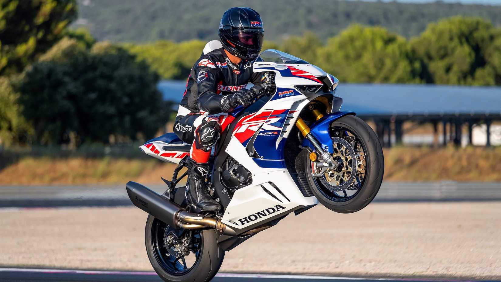 2022 Honda CBR1000RR-R Fireblade SP cavalinho na pista