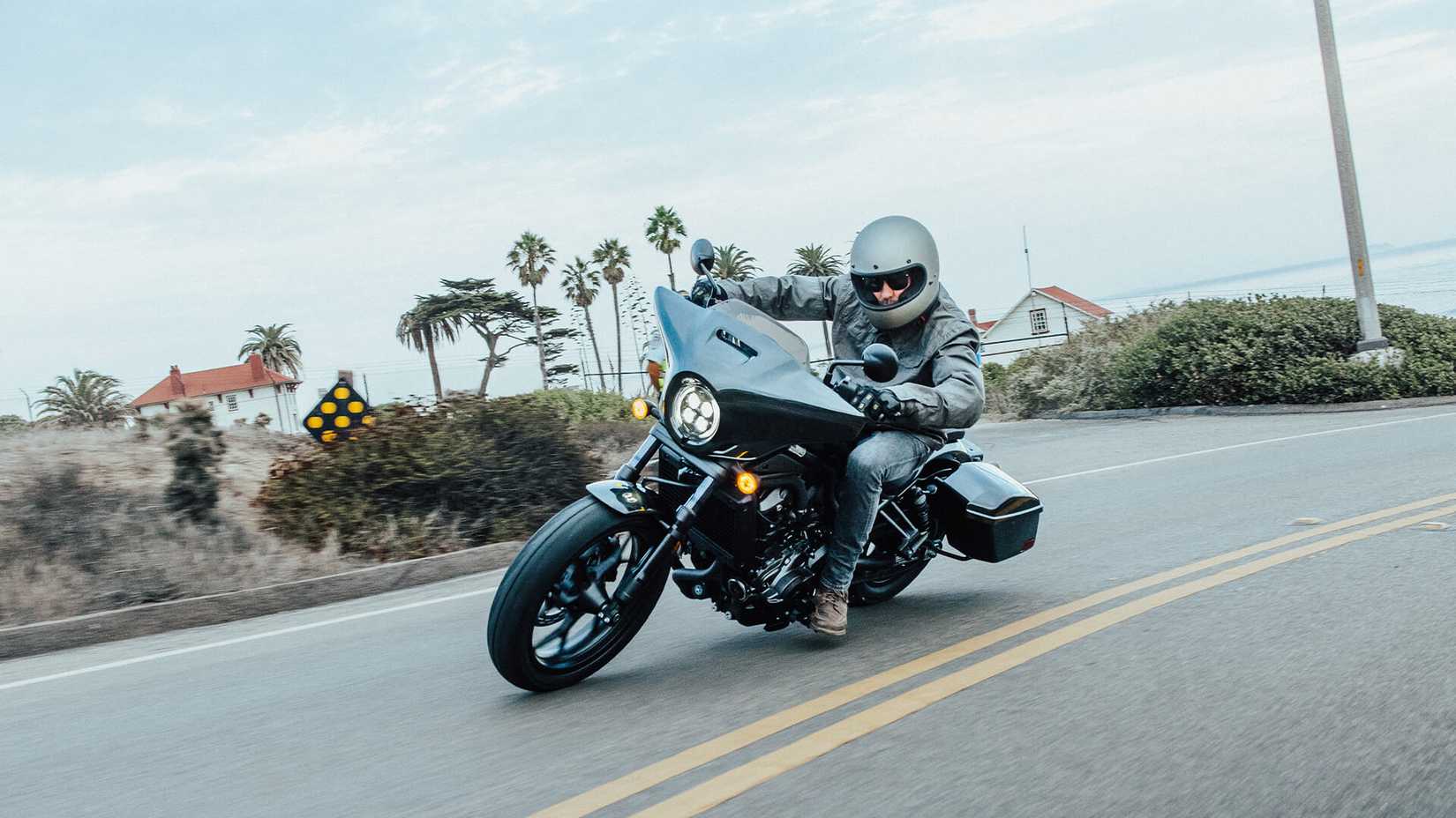 Honda Rebel 1100T preta 2023 inclinada em uma curva