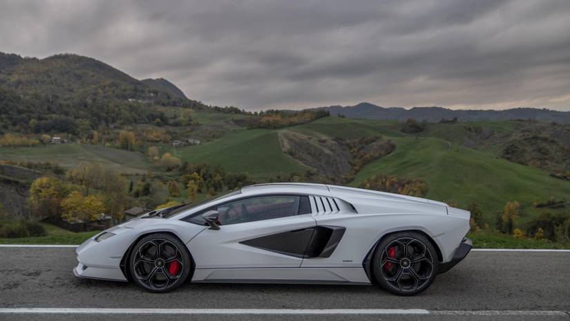 10 Ways The 2022 Lamborghini Countach Is Better Than The Original