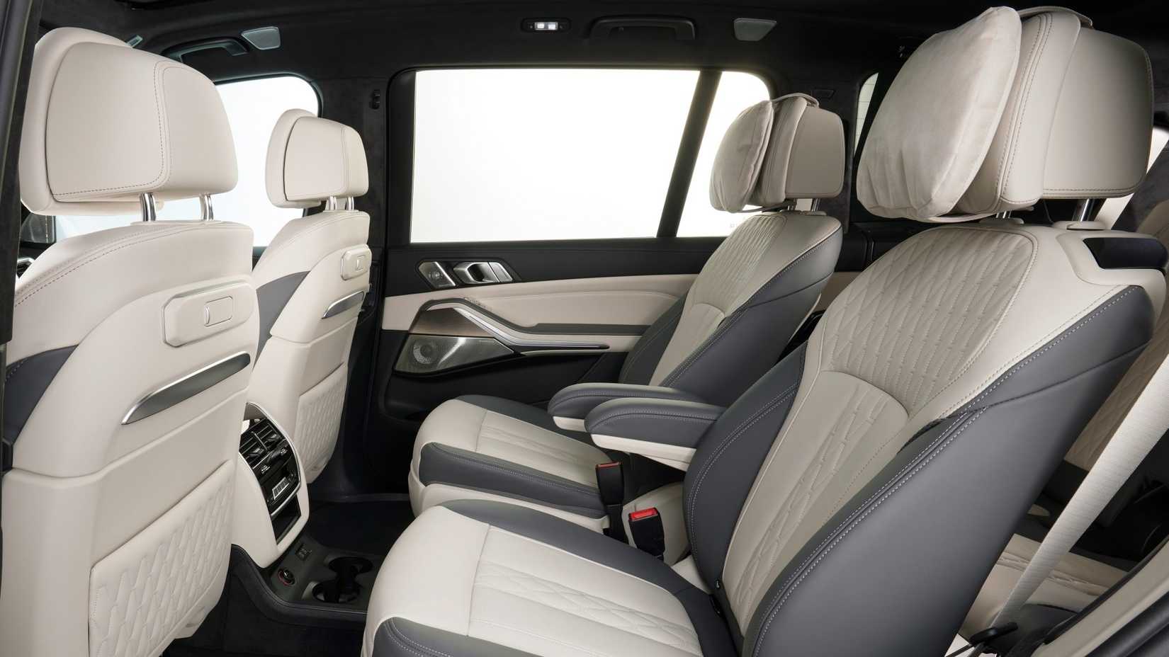  white and black seats of BMW X7 2023