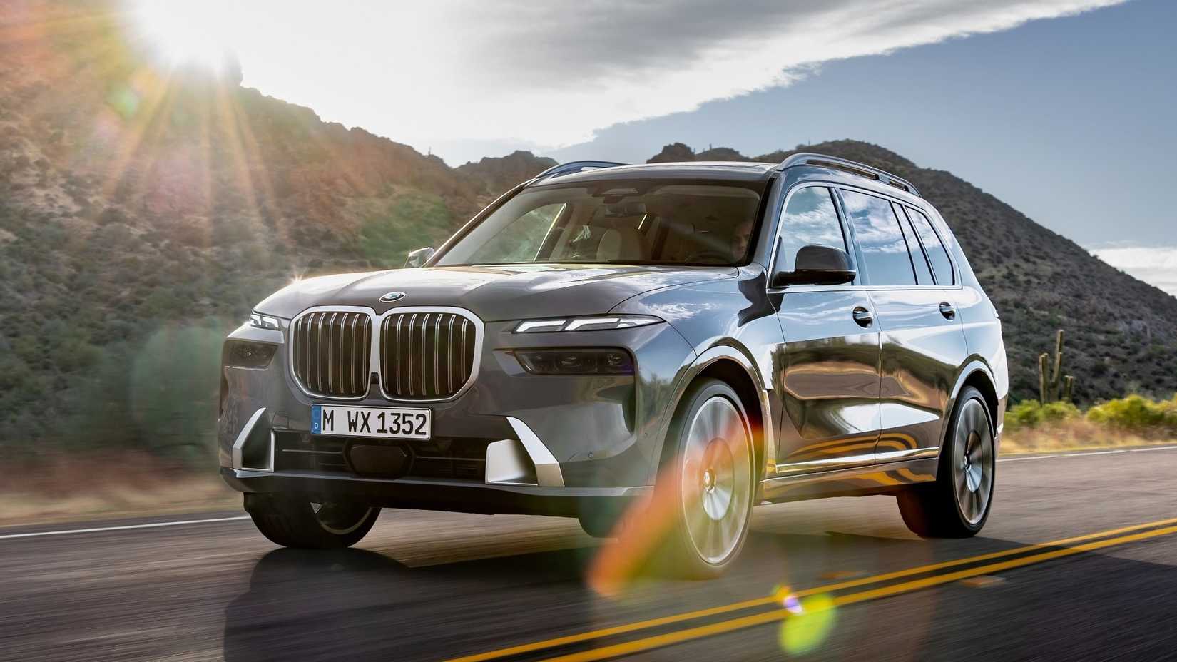 BMW X7 2023 dirigindo em colinas