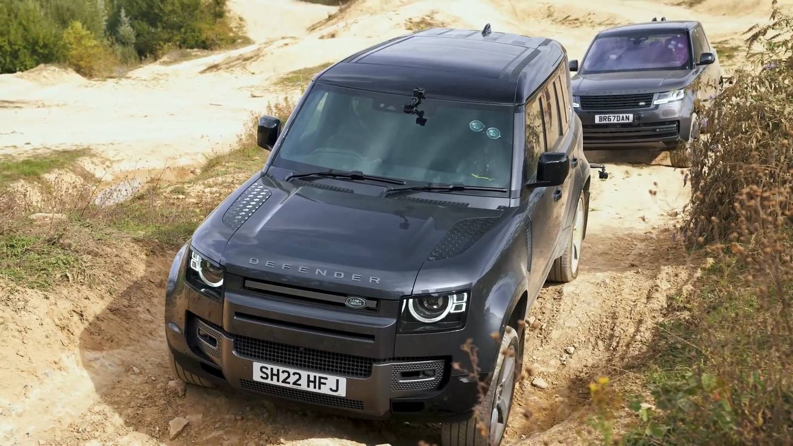 Range Rover V-8 Takes On A Land Rover Defender V-8 In A Battle Of Off ...