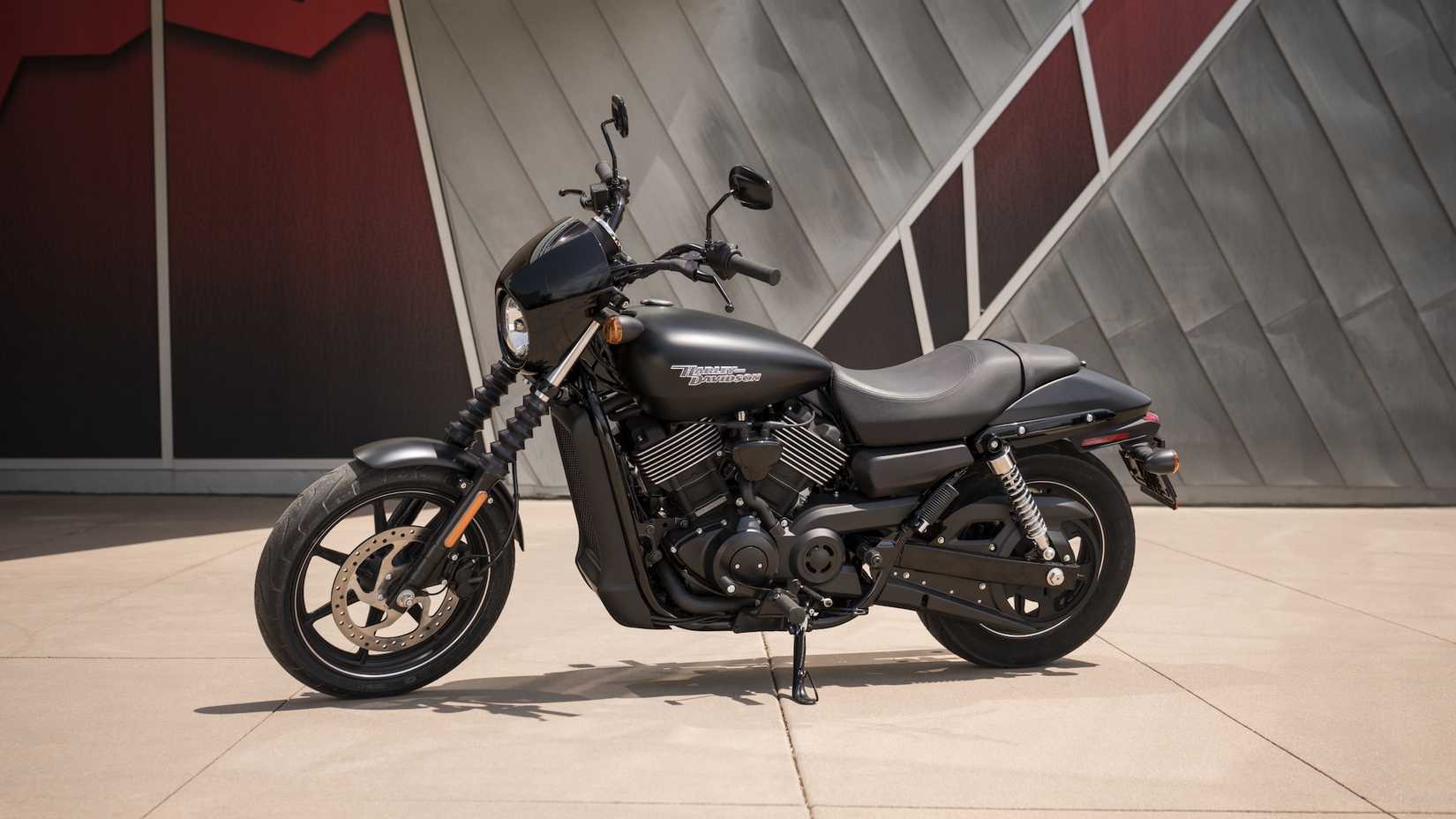 Uma Harley-Davidson Street 750 2020 estacionada