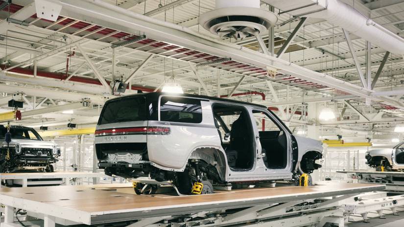 Rivian R1T vs Rivian R1S: Which One Should You Buy