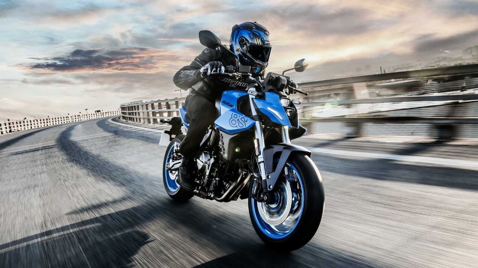 Suzuki GSX-8S azul 2023 passando por uma ponte