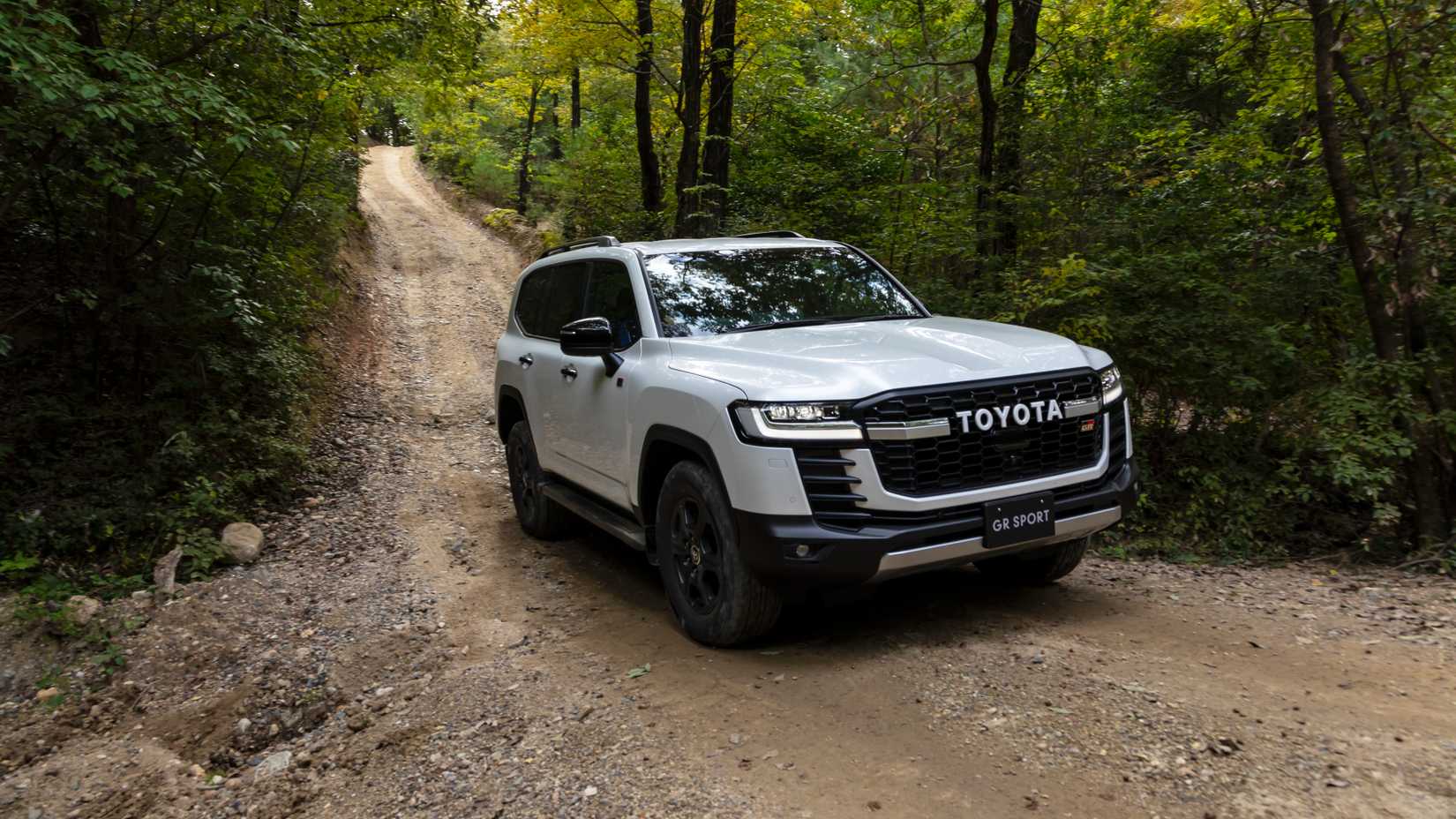 Toyota Land Cruiser 300 Series GR Sport branco dirigindo off-road