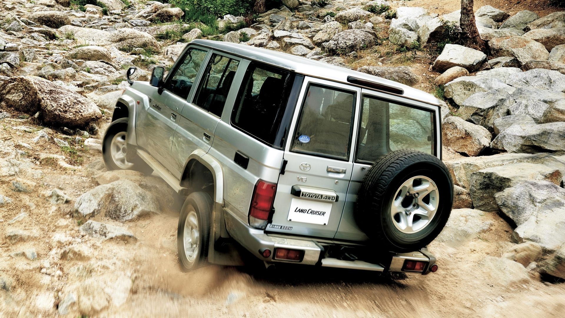Toyota Land Cruiser em terrenos acidentados