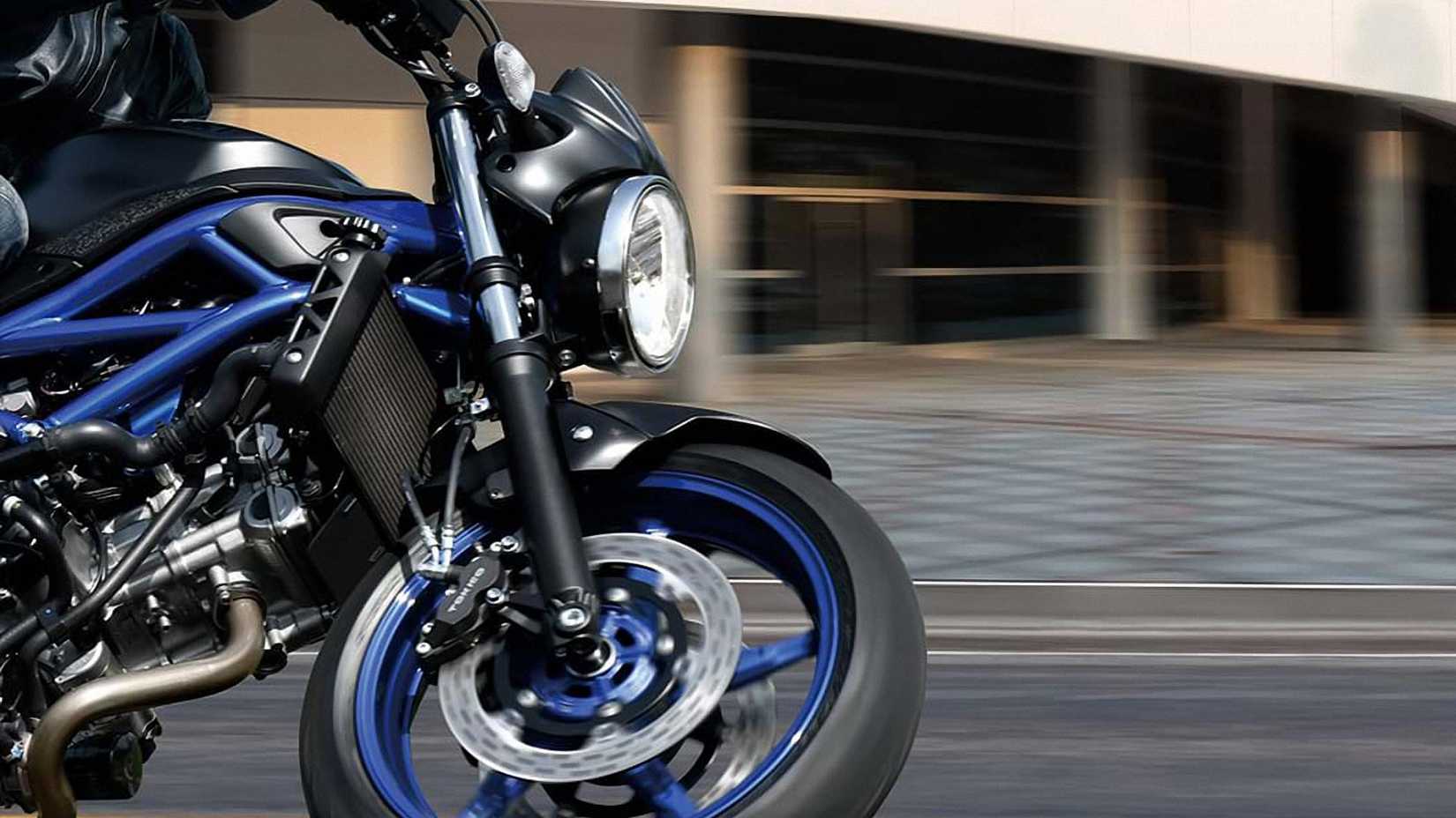Close-up da frente do Suzuki SV650 preto fosco metálico 2023