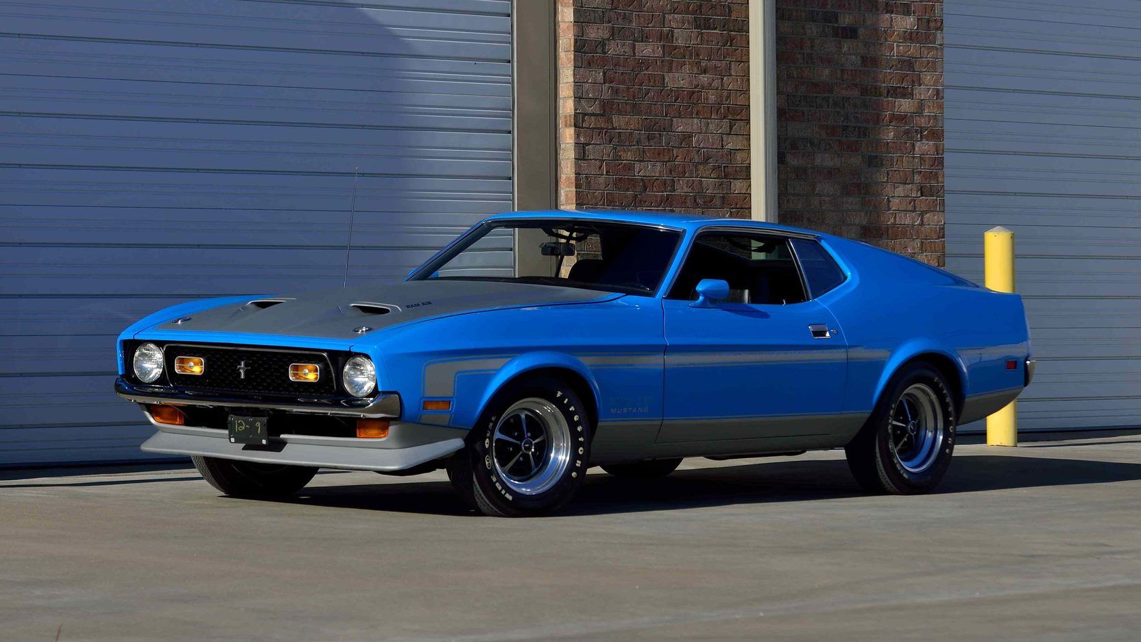 Um Ford Mustang Boss 351 1971 estacionado 