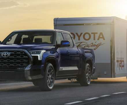 2022 Toyota Tundra rebocando um trailer