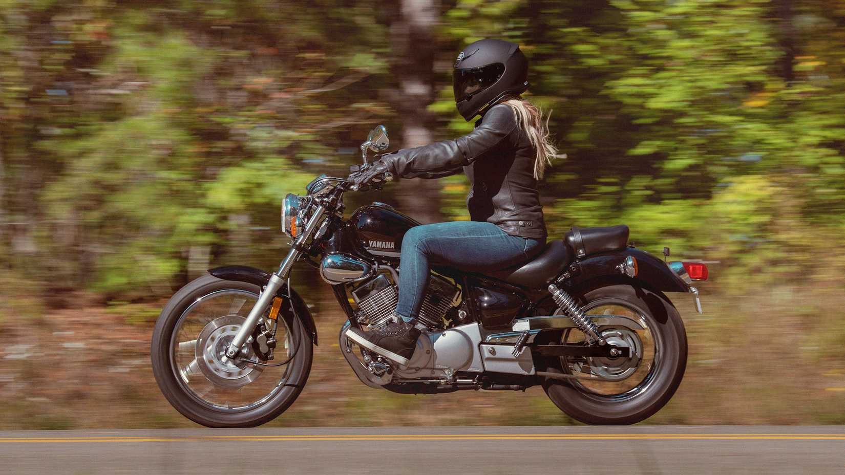 Black Yamaha V-Star 250 navegando na estrada