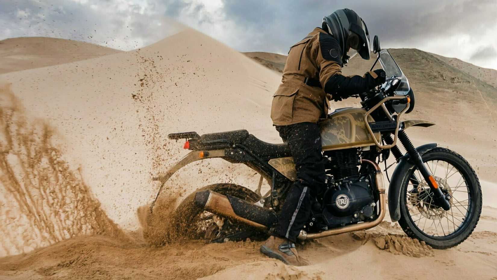 2023 Royal Enfield Himalayan em dunas de areia