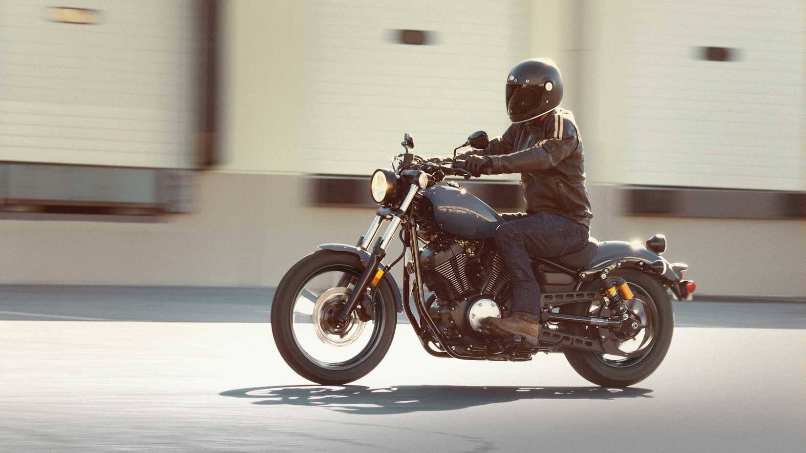 Cinza 2023 Yamaha Bolt R-Spec cruzando por uma doca de carga