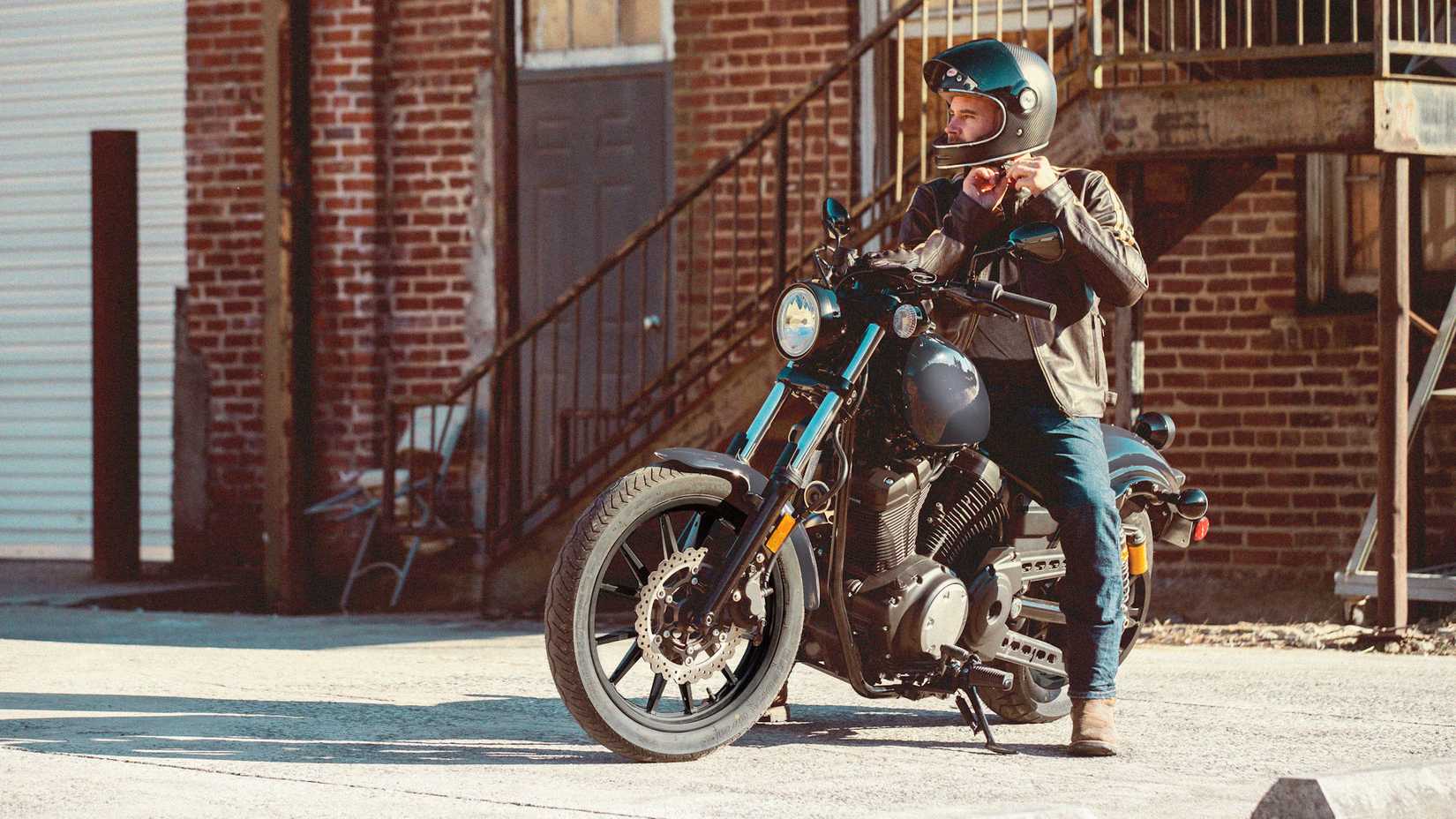 Yamaha Bolt R-Spec cinza no suporte