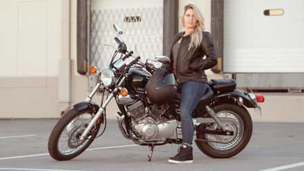 Black 2023 Yamaha V-Star 250 estacionada em uma doca de carga