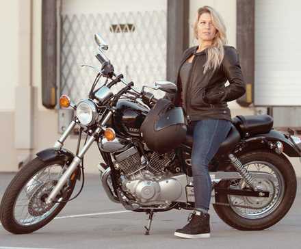 Black 2023 Yamaha V-Star 250 estacionada em uma doca de carga