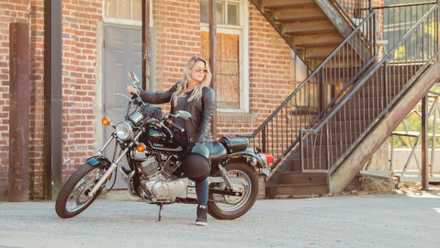 Piloto sentado em uma Yamaha V-Star 250 preta 2023