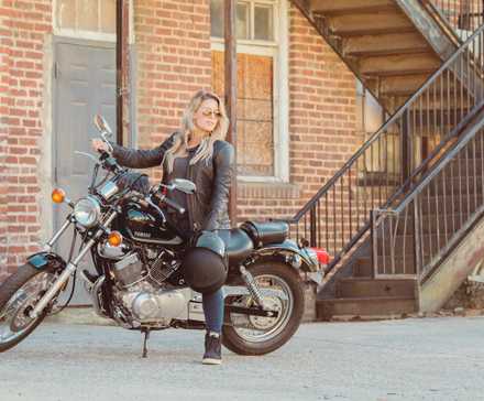 Piloto sentado em uma Yamaha V-Star 250 preta 2023