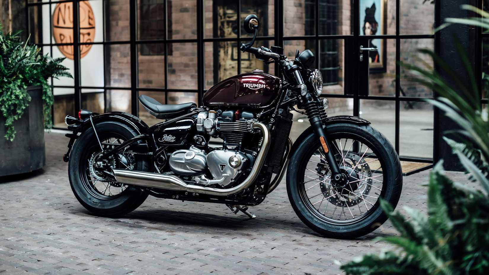 Red 2021 Triumph Bonneville Bobber no suporte