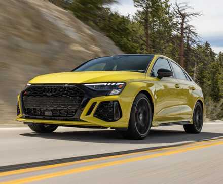 Uma foto de ação de um Audi RS3 2022