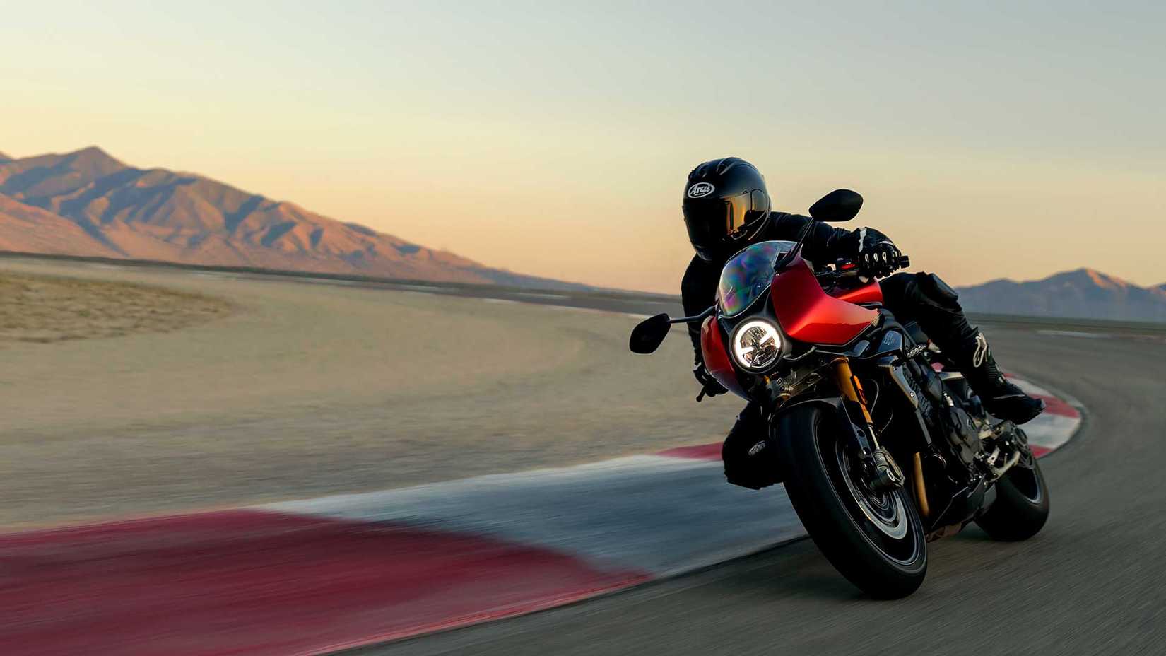 Foto de pilotagem da Triumph Speed Triple 1200 RR