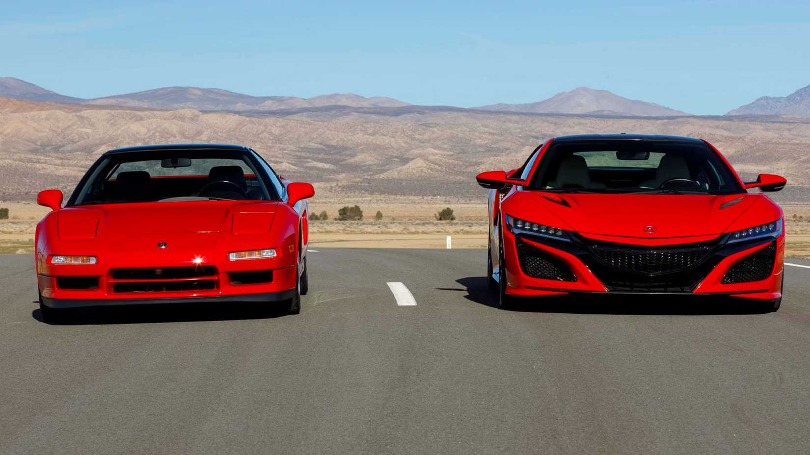 Um Acura NSX vermelho de primeira geração ao lado de um Acura NSX vermelho de segunda geração