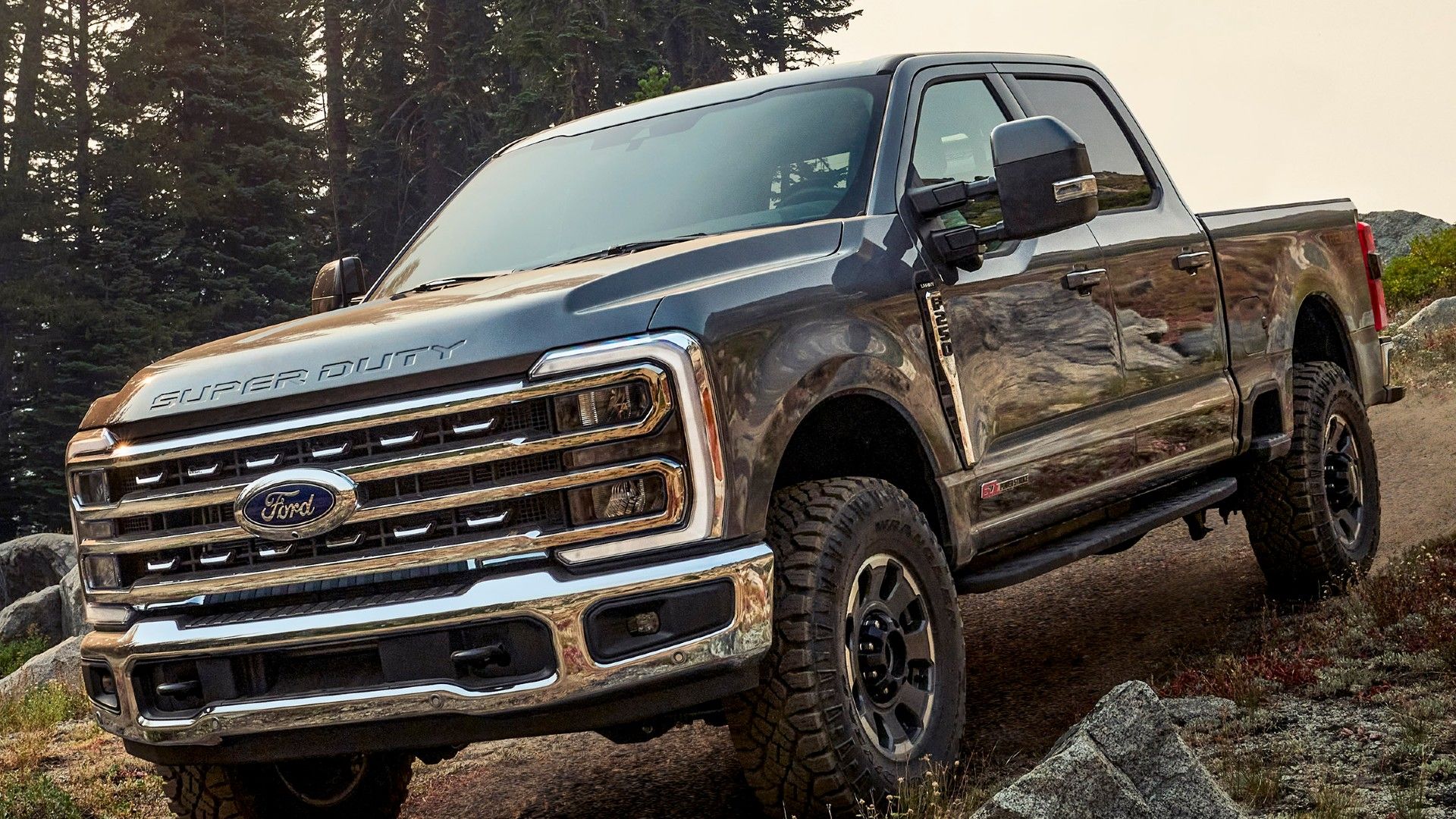 Foto frontal de um Ford Super Duty 2023 dirigindo off-road