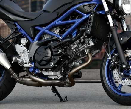 Close do motor Suzuki SV650 preto 2023