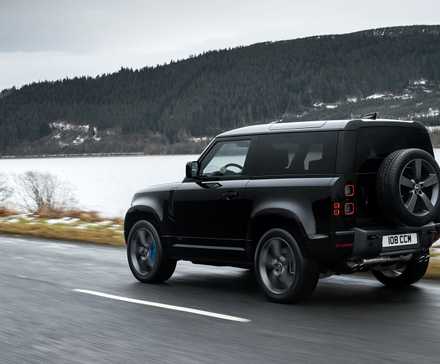 Land Rover's 2024 Defender X-Dynamic SE 110 P400 Is A Brute in a Savile ...