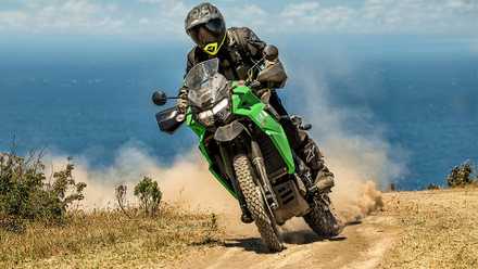 Verde 2023 Kawasaki KLR650 S rasgando uma trilha