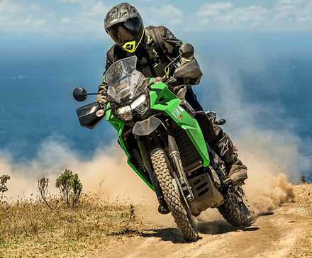 Verde 2023 Kawasaki KLR650 S rasgando uma trilha