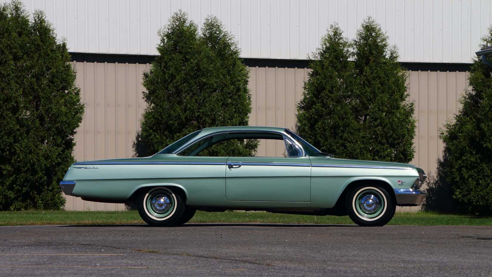 Um Chevy Bel Air 1962 estacionado