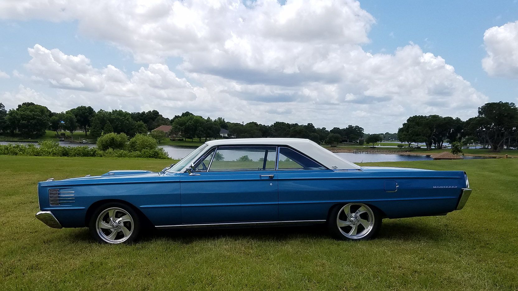 Um Mercury Marauder 1965 estacionado 