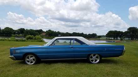Um Mercury Marauder 1965 estacionado