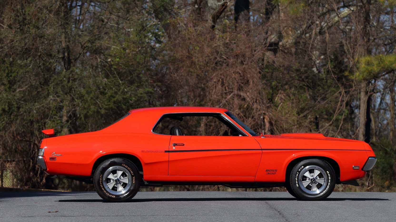 Um Mercury Cougar Eliminator 1969 estacionado 
