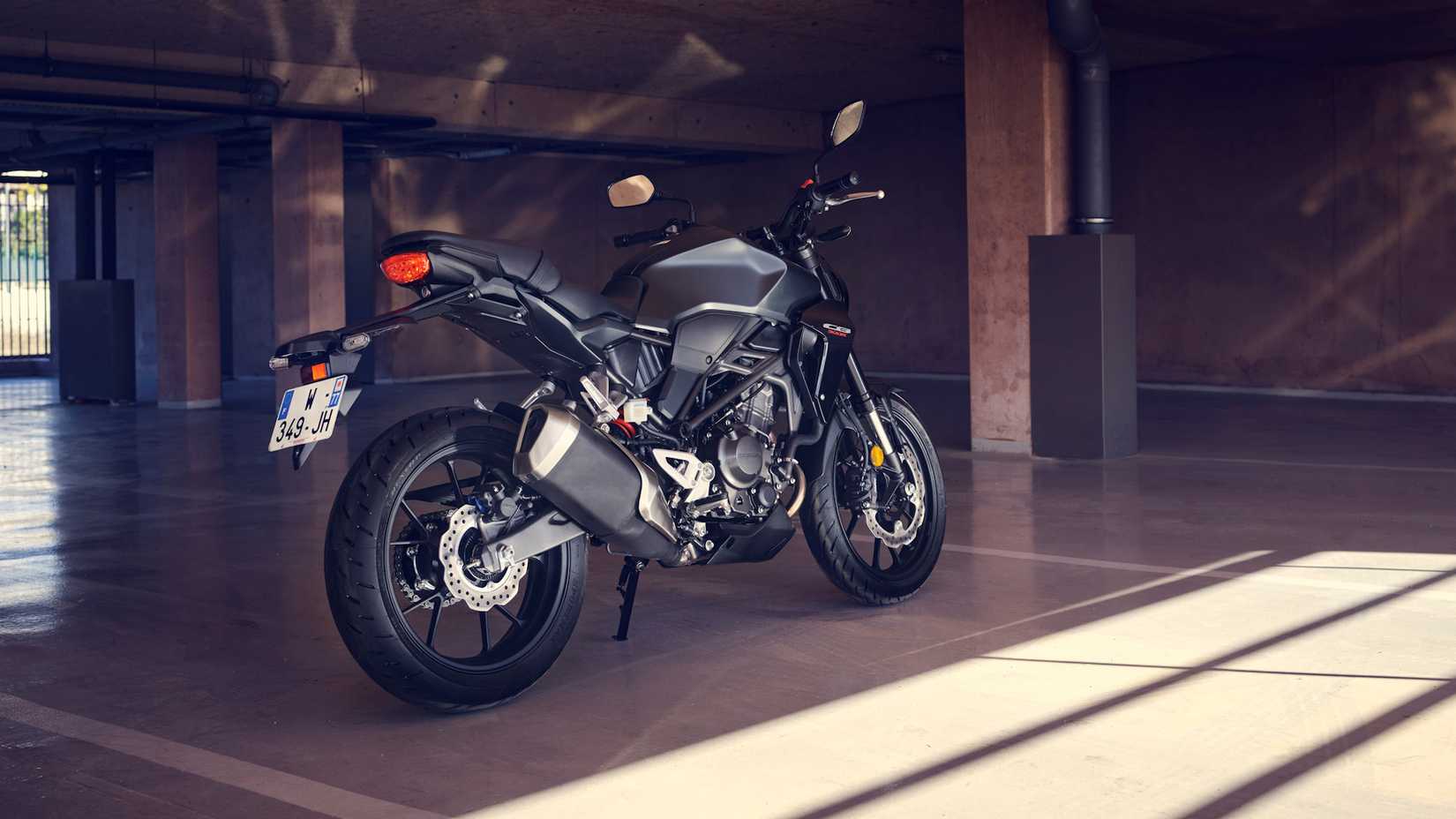 Honda CB300R preta 2022 estacionada em um pátio